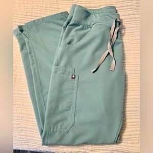 FIGS Kade Cargo Scrub Pants in Sea Glass size Small